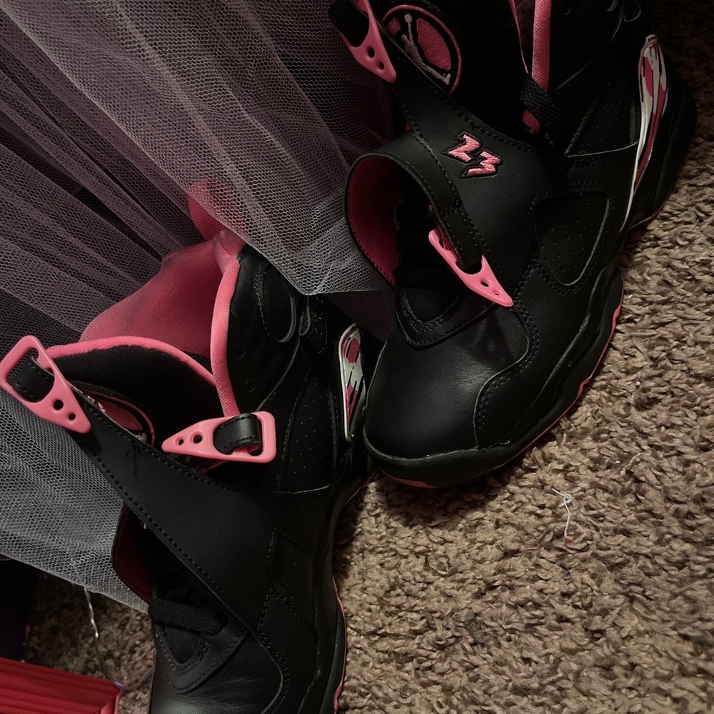 Hi I’m selling Jordan 8 retro in pink and black